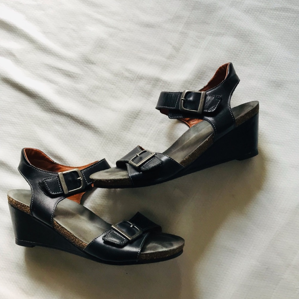 Taos Women's Black Wedge Sandals - Picture 3 of 11